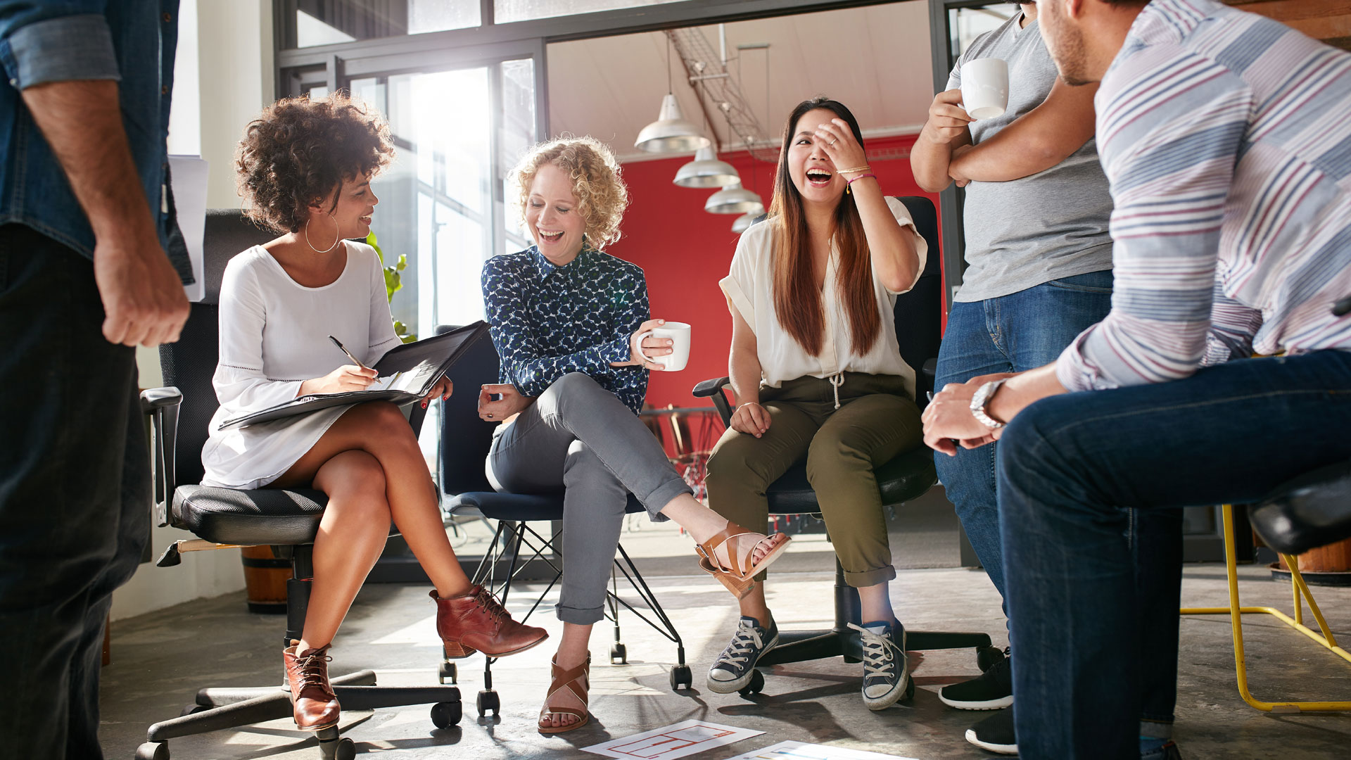 Cómo deben idearse las oficinas para retener a empleados jóvenes (iStock)
