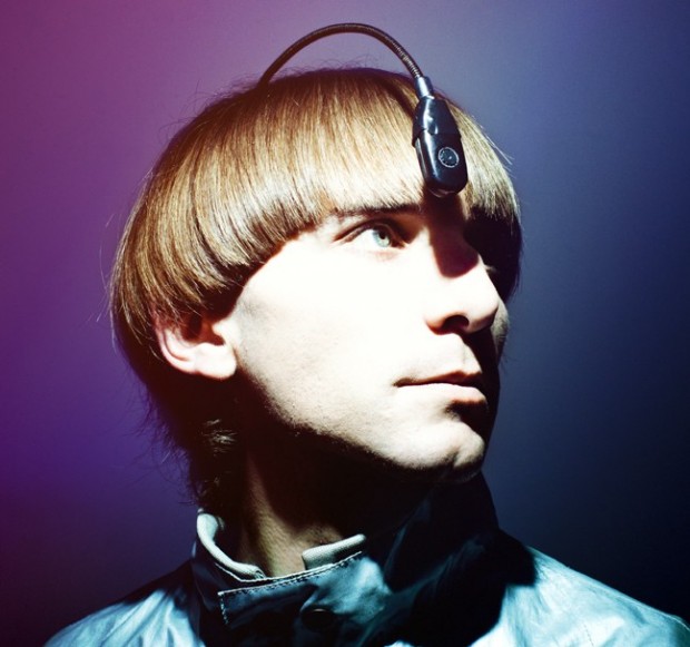 Neil Harrison nació daltónico y con un implante se convirtió en el primer cyborg legalmente reconocido, puede identificar los colores como sonidos (Neil Harbisson en Pinterest)