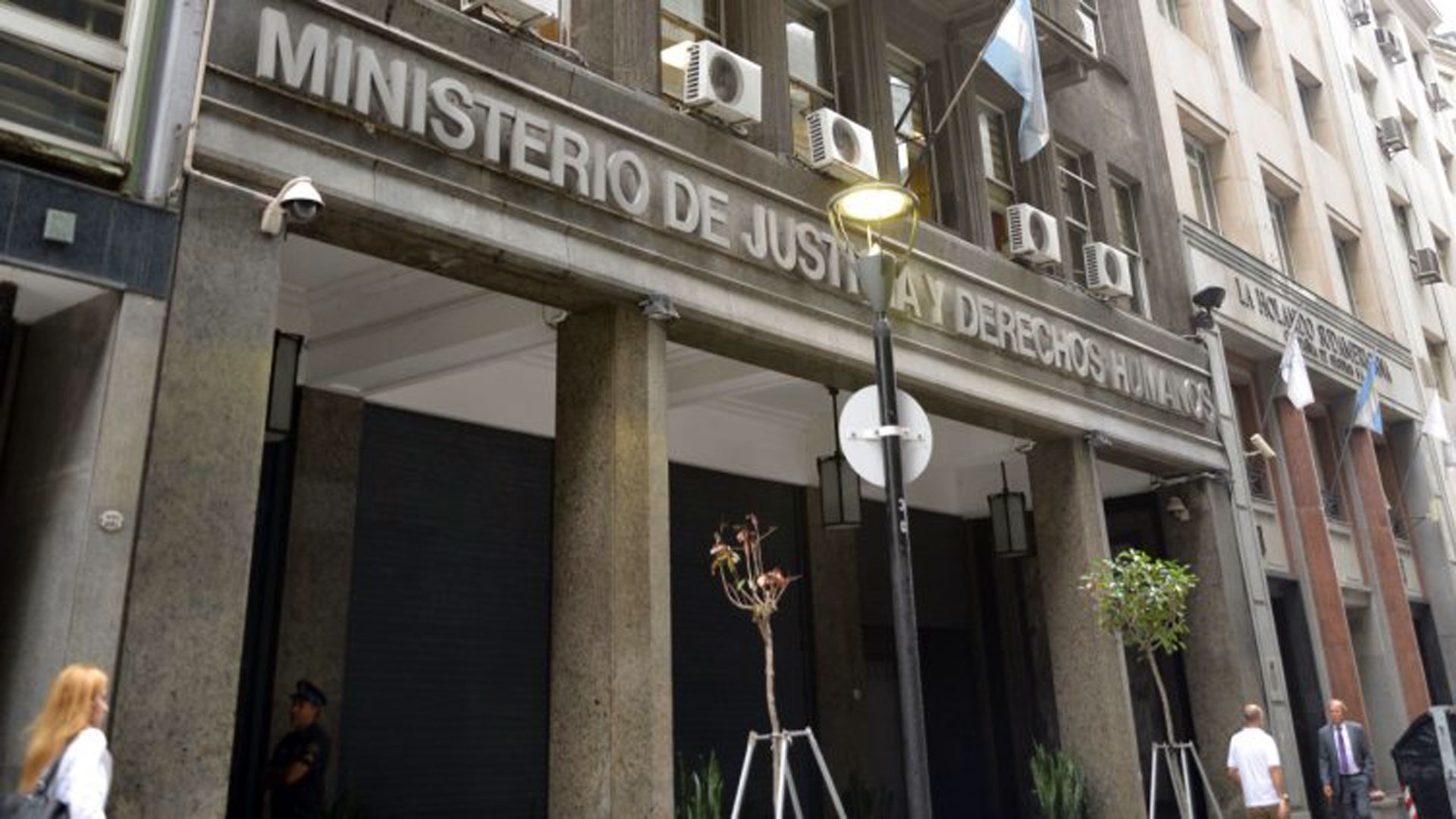 El Ministerio de Justicia decidió que la identidad de las personas indemnizadas en el marco de las Leyes reparatorias no son “datos sensibles” y podrán conocerse