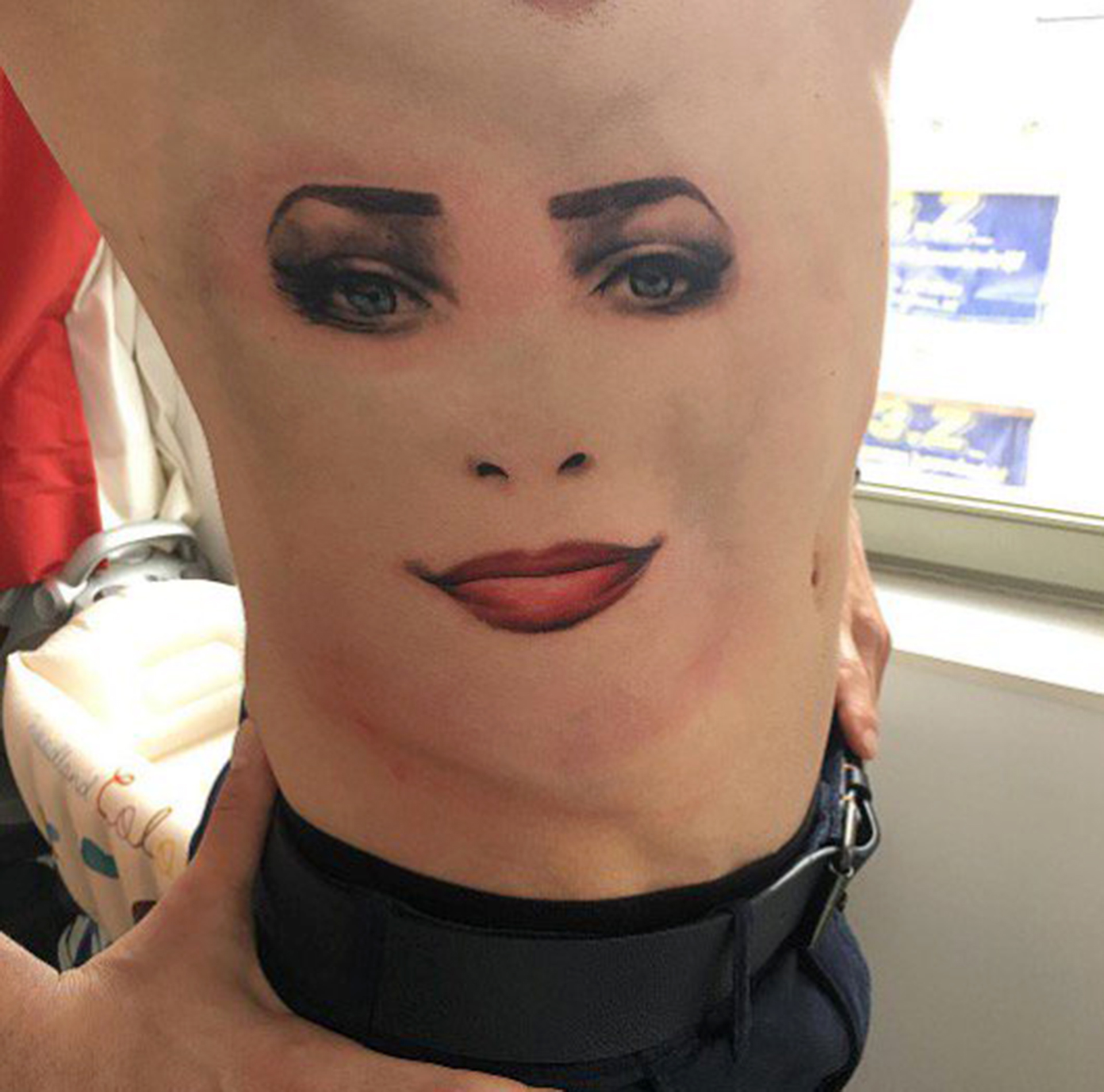 El tatuaje le cubre la mayor parte del costado derecho del torso