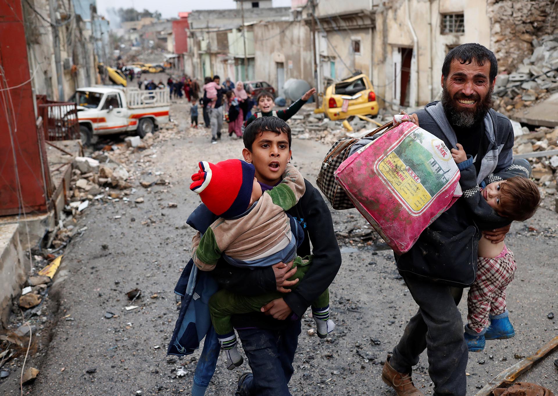 Los iraquíes de Mosul huyen desesperados mientras se intensifican los combates entre ISIS y el Ejército