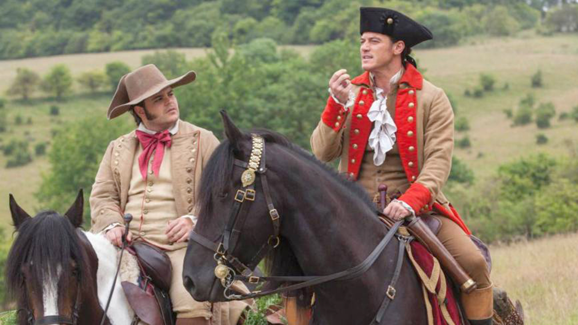 En la nueva versión de Disney, Josh Gad, interpretando a Le Fou, se enamora del villano, Luke Evans
