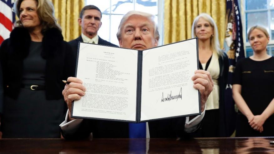 Presidente Donald Trump muestra la firma del veto migratorio prohibía a 7 naciones de mayoría musulmana, ingresar a los Estados Unidos