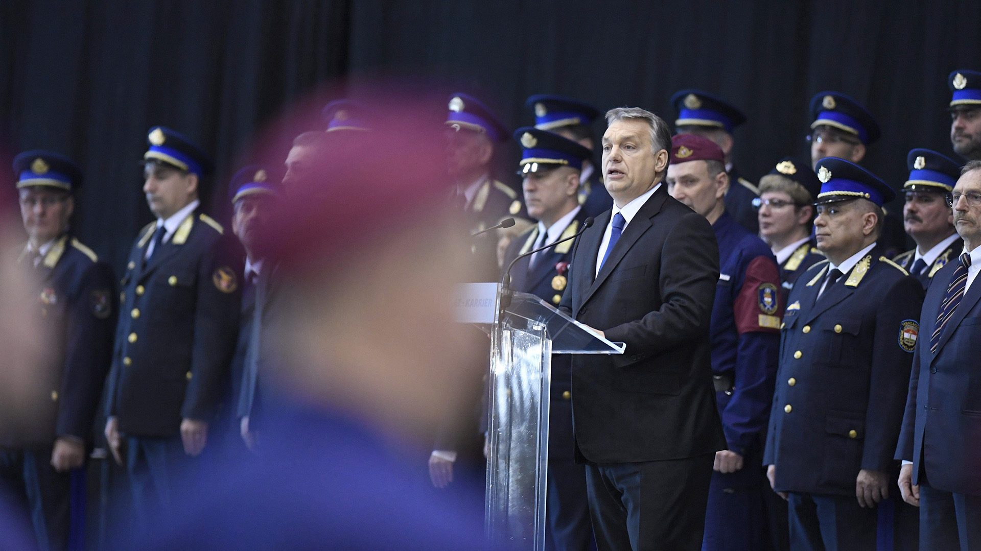 El primer ministro húngaro, Viktor Orban ofrece un discurso durante la ceremonia de graduación de nuevos agentes de las Fuerzas Fronterizas en Budapest (Hungría) hoy, 7 de marzo de 2017 (EFE)