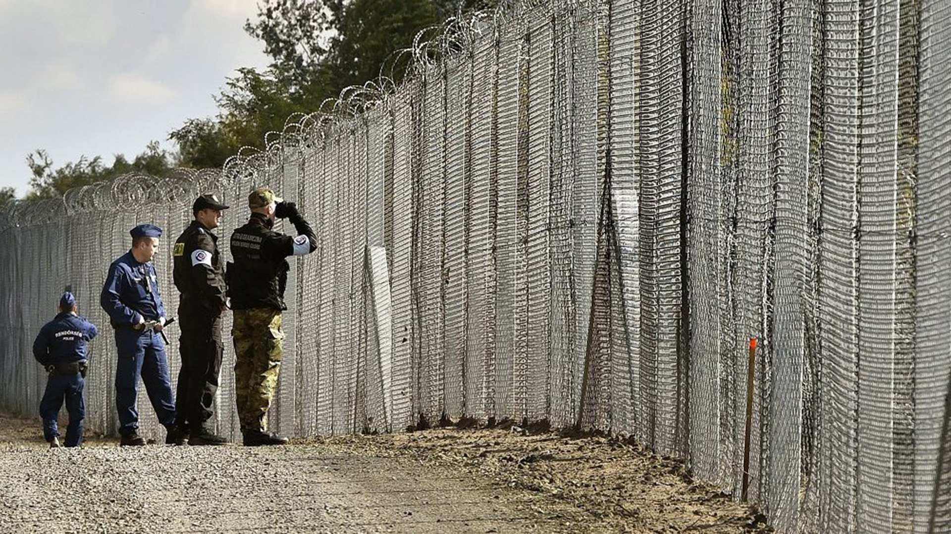 La valla en la frontera serbia-húngara (AP)