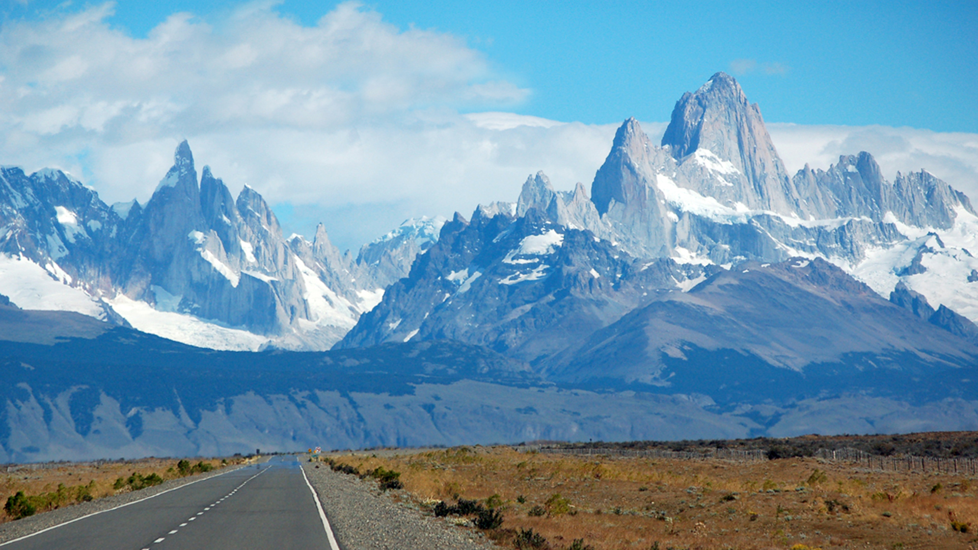 El macizo de Fitz Roy es la cumbre principal de una cadena que tiene forma de media luna abierta por el Este y que es el principal atractivo para los visitantes (turismoargentina)