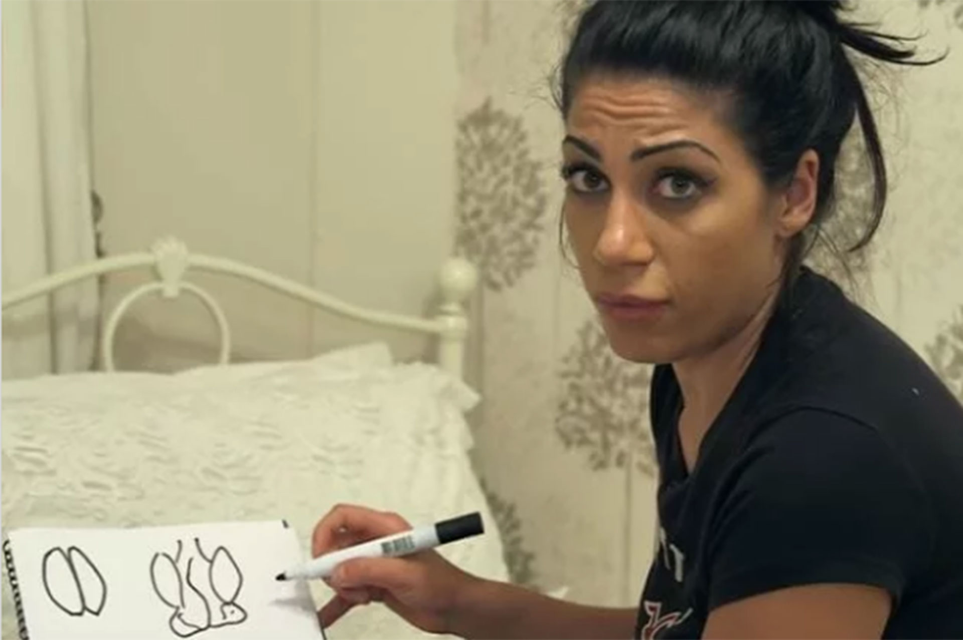 La paciente dibujó para el programa ‘BBC Three’ el aspecto de una vagina “normal” y la suya (BBC Three)
