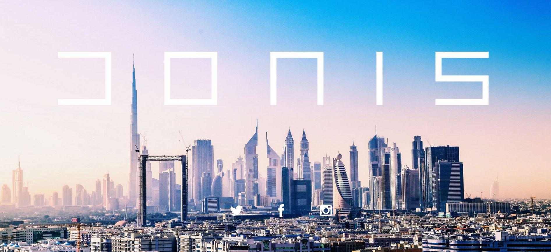 Al ingresar a donis.org puede verse cómo The Frame emerge en Dubai. Es su creación y así lo expone al mundo