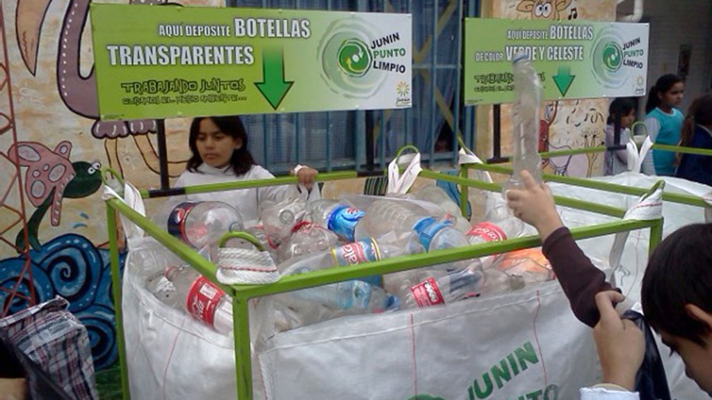 La campaña para recolectar plástico para la vivienda