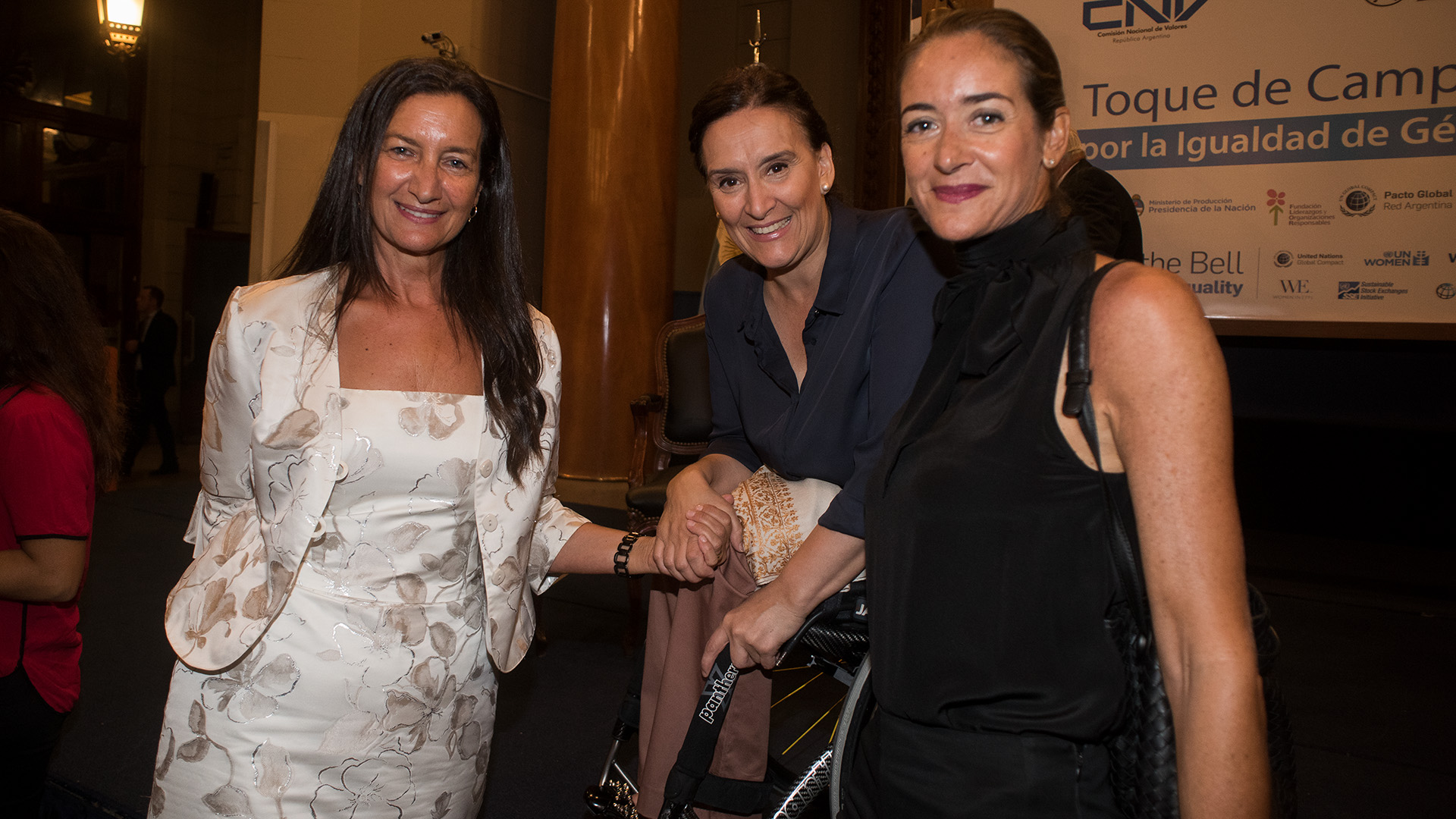 Andrea Grobocopatel y Agustina Ayllón, junto a Gabriela Michetti.