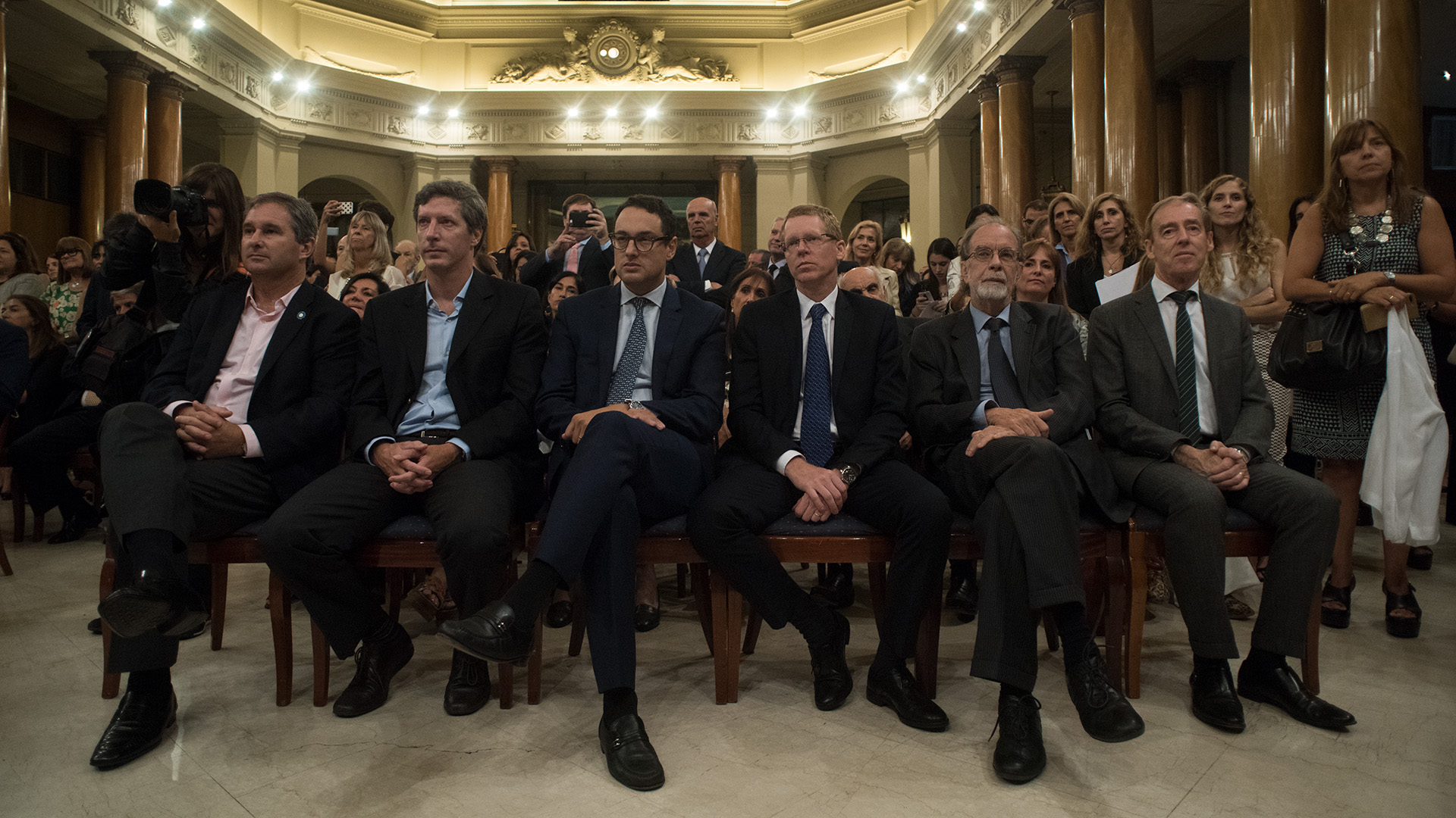 Los presidentes de los Banco Nación, Javier González Fraga, y del Provincia de Buenos Aires, Juan Curutchet, asistieron con colaboradores y otros banqueros al primero “Toque de Campara por la Igualdad de Género” en el emblemático recinto de la Bolsa de Comercio de Buenos Aires.