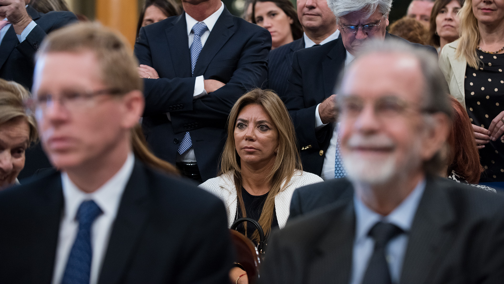 Bettina Bulgheroni atenta al discurso de la vicepresidente, Gabriela Michetti, detrás de Juan Curutchet y Javier González Fraga.