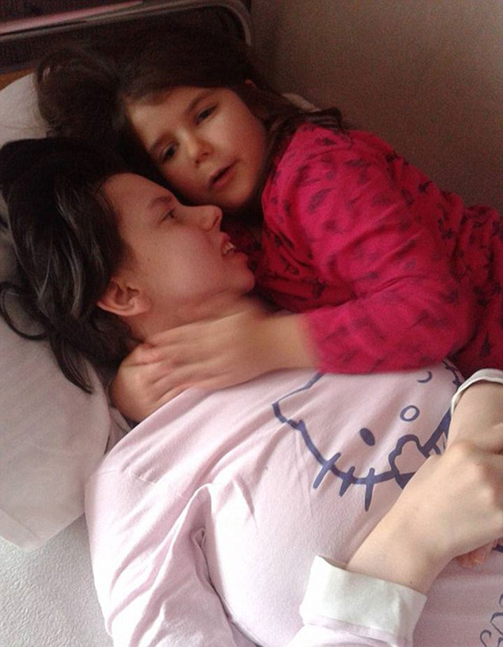 Danijela Kovacevic con Marija, su hija de siete años a quien no conoció hasta no despertar del coma en el que estuvo tras el parto