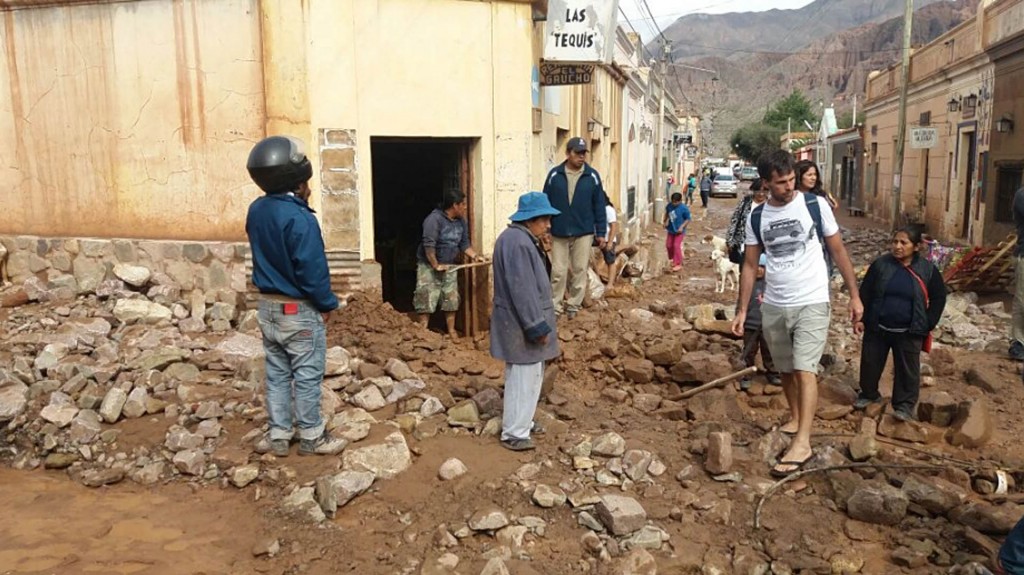 El peor desmoronamiento en 39 años en la provincia de Jujuy. Una pareja murió al quedar atrapada adentro de un auto y hubo miles de evacuados