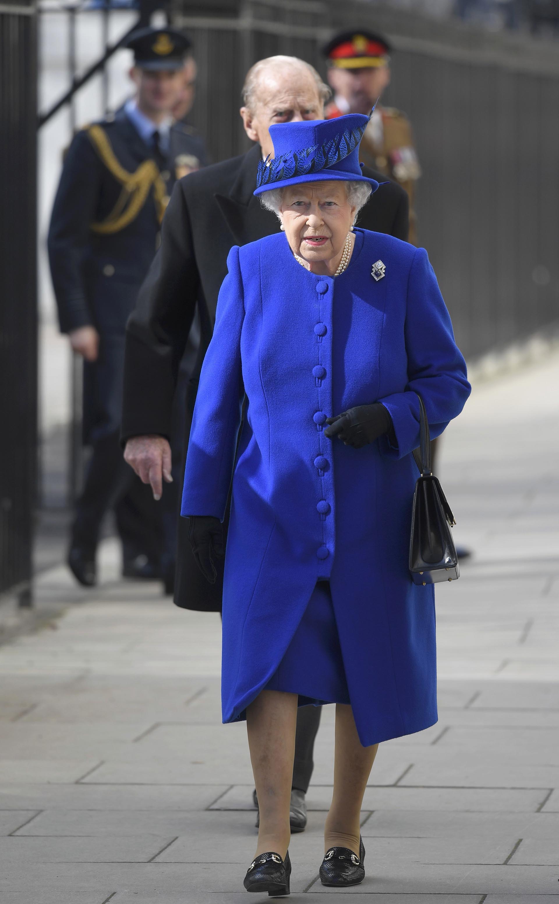 La monarca lució un conjunto azul y sombrero al tono decorado con plumas