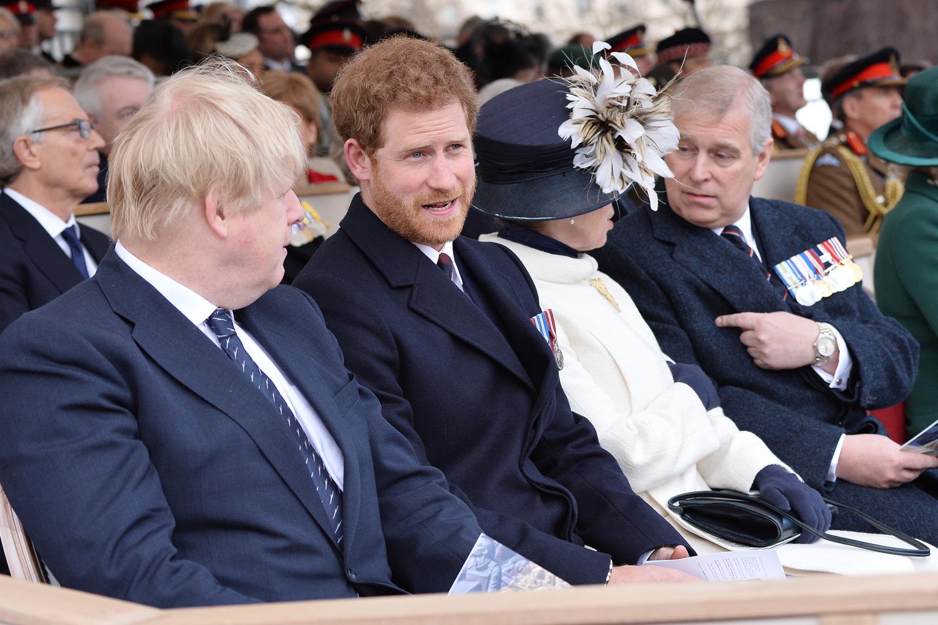 Boris Johnson junto a los príncipes Harry, Ana y Andrés