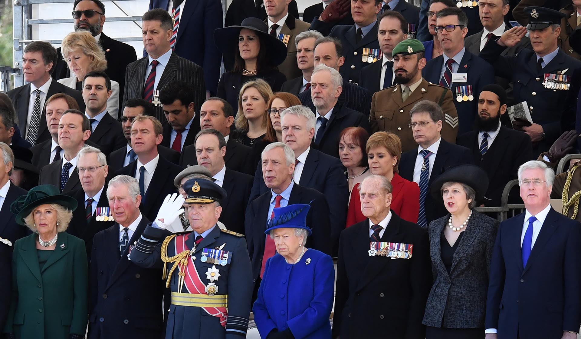 Camilla de Cornualles y su marido, el príncipe Carlos; Jeremy Corbyn, la reina Isabel II y su marido, Felipe duque de Edimburgo; Teresa May y Michael Fallon