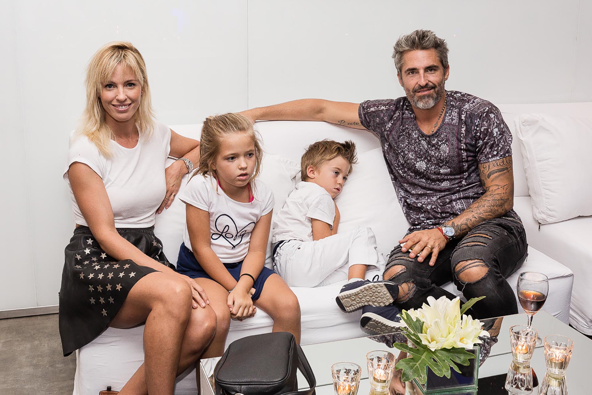 Rocío Guirao Díaz y Nicolás Paladini junto a sus hijos Indio y Aitana