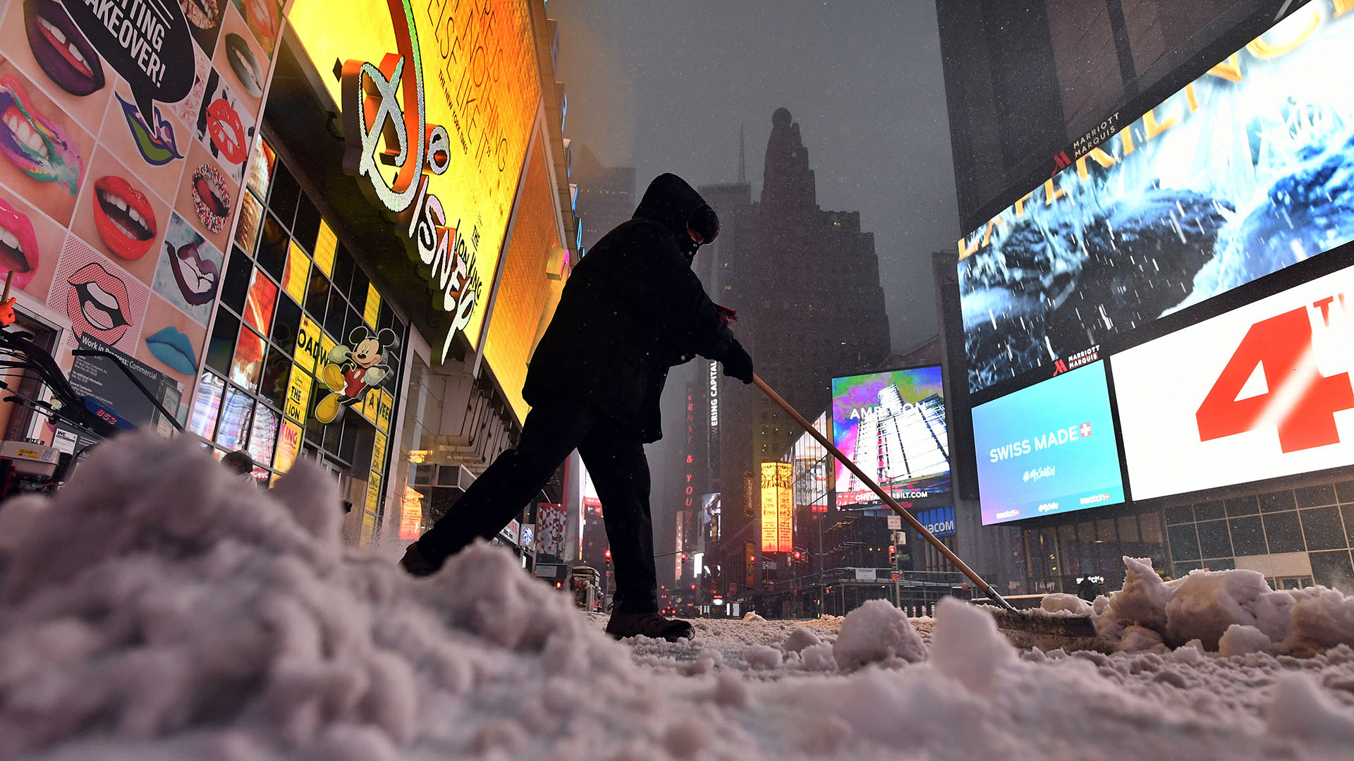 El emblemático Times Square quedó completamente cubierto de nieve