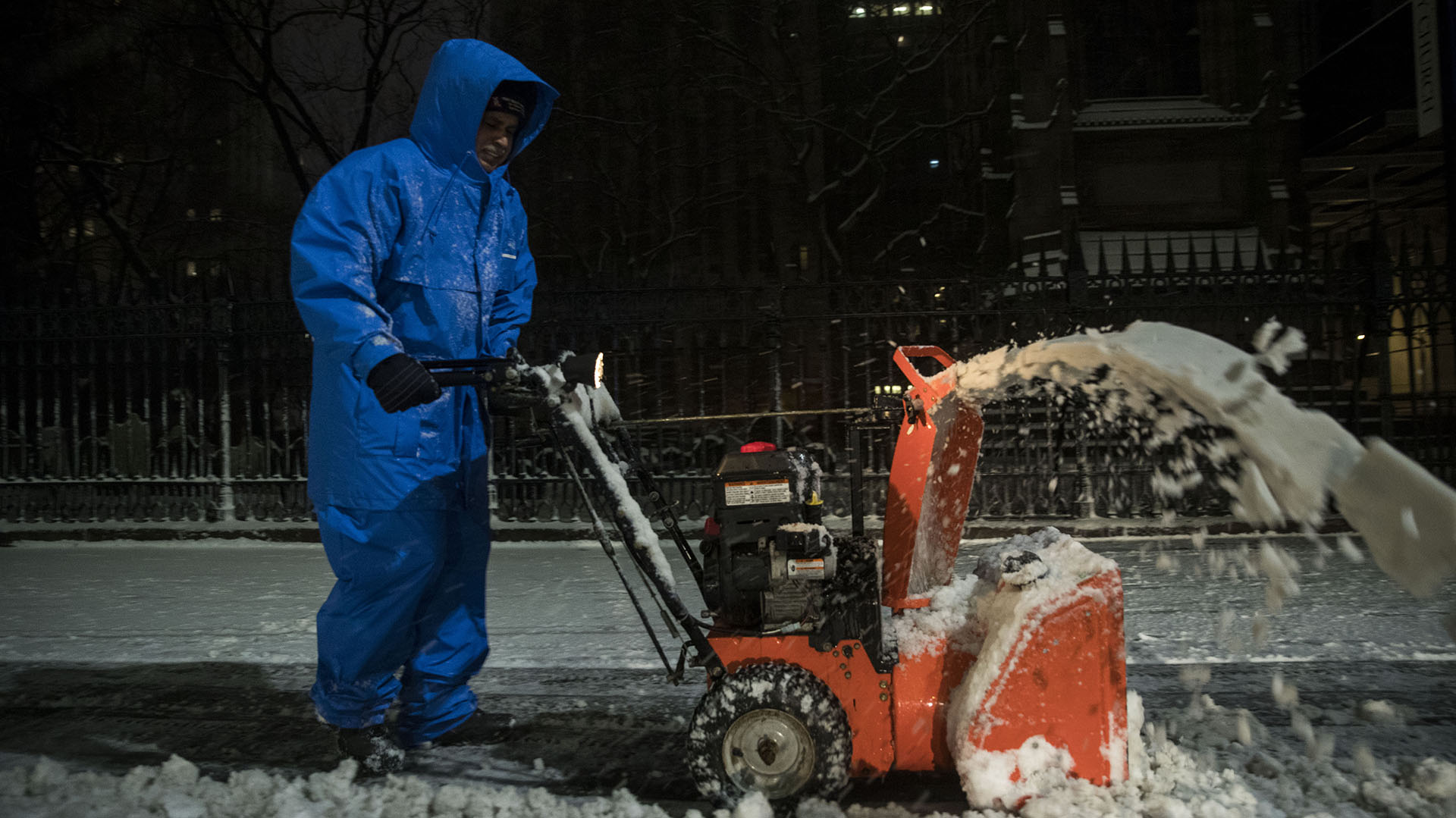 Un trabajador municipal limpia la nieve en el Distrito Financiero