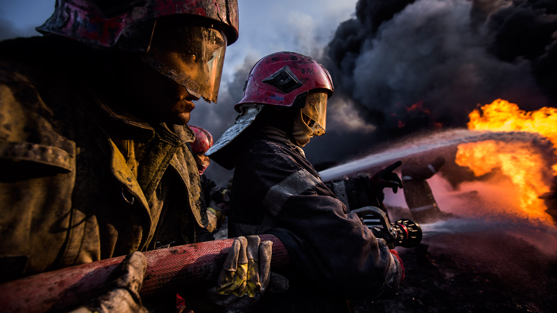 En equipos de cinco, los bomberos luchan para intentar sofocar las llamas. El intenso calor y los gases desprendidos hace que los bomberos sólo puedan estar unos minutos en primera línea (Pablo Cobos)