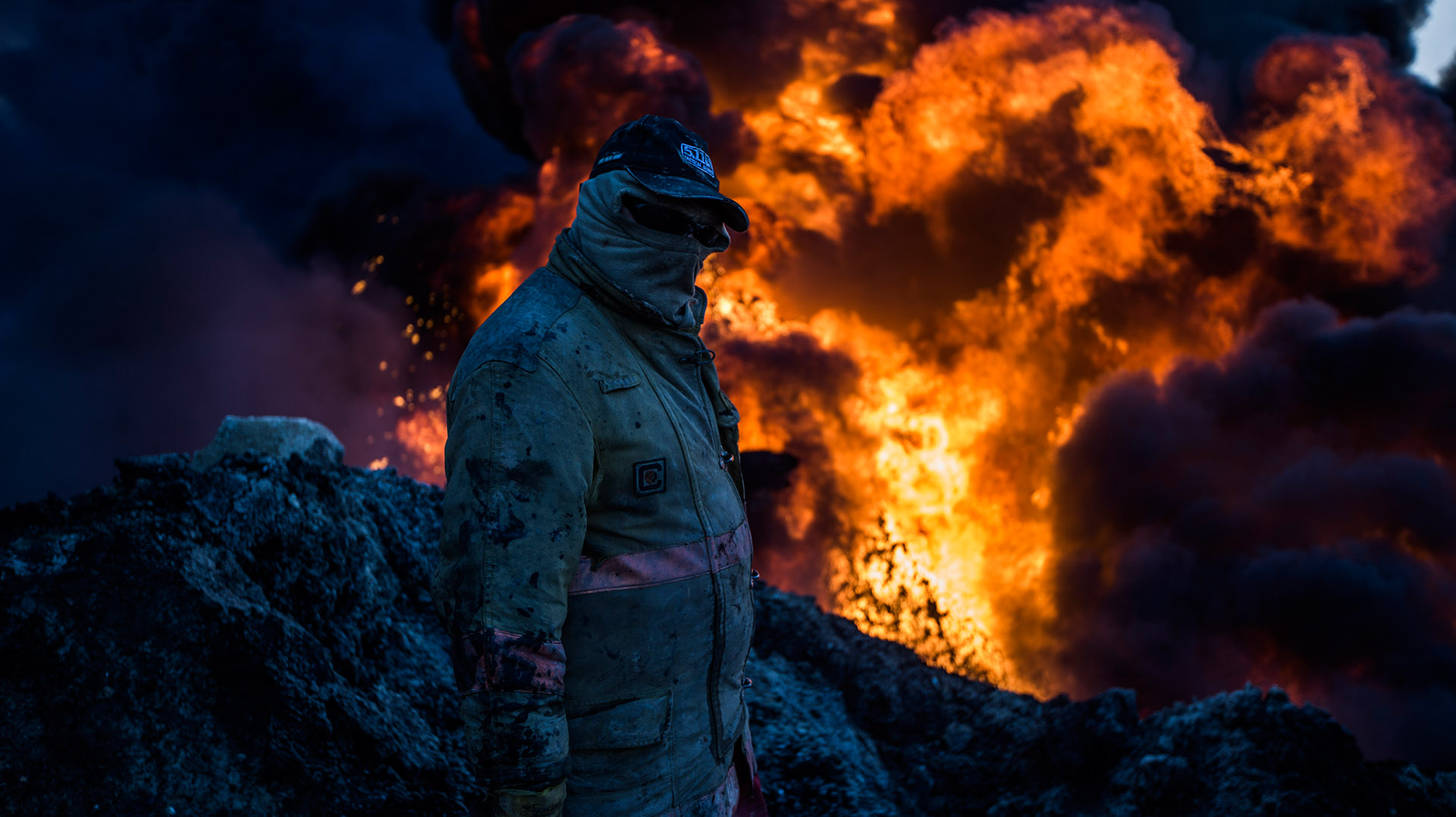 Abdul, ataviado con el equipo de protección, revisa el estado del pozo antes de subir al taladro para comenzar a taponar el pozo de petróleo incendiado. (Pablo Cobos)
