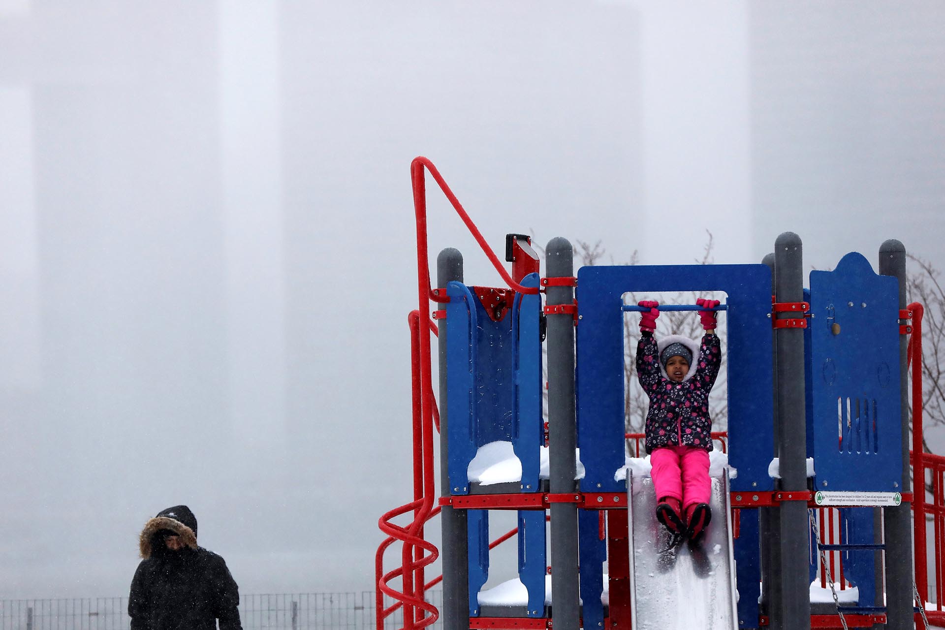 Los juegos de plaza bajo la nieve, en Queens