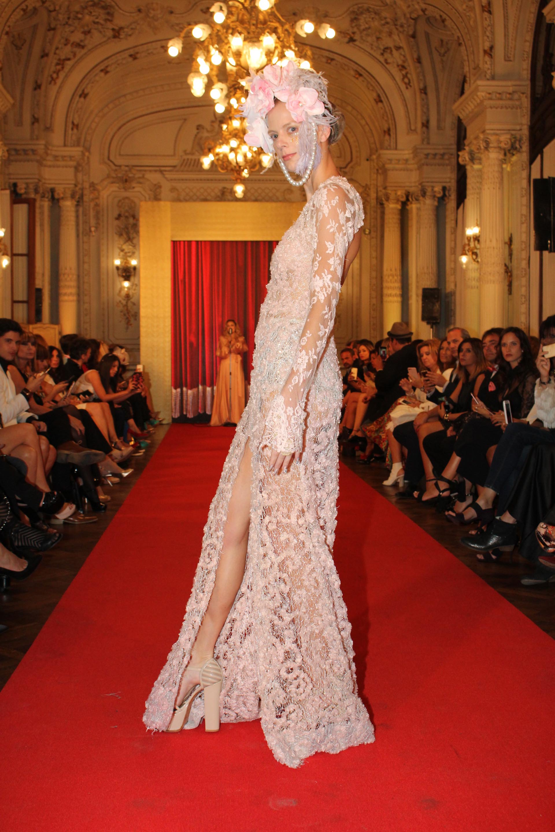 Mientras las modelos desfilaban, los invitados disfrutaron de la voz de Florencia Otero, quien cantó sobre la pasarela