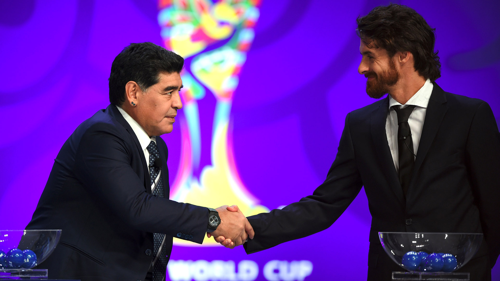Maradona y Pablo Aimar: saludo entre dos 10 (Foto: AFP / JUNG Yeon-Je)