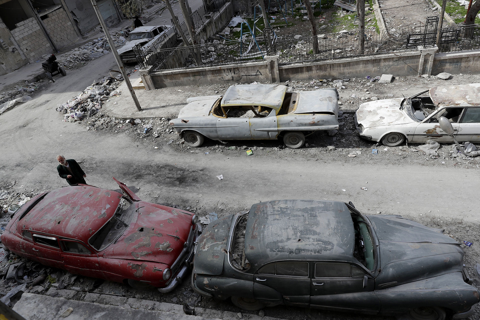Mohammed Mohiedin Ani muestra sus automÃ³viles, ya destruidos (AFP)