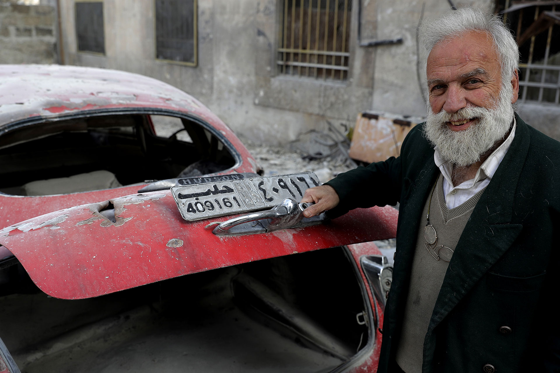 Mohammed Mohiedin Ani tiene 70 aÃ±os y es coleccionista de automÃ³viles antiguos. La guerra terminÃ³ con su negocio (AFP)