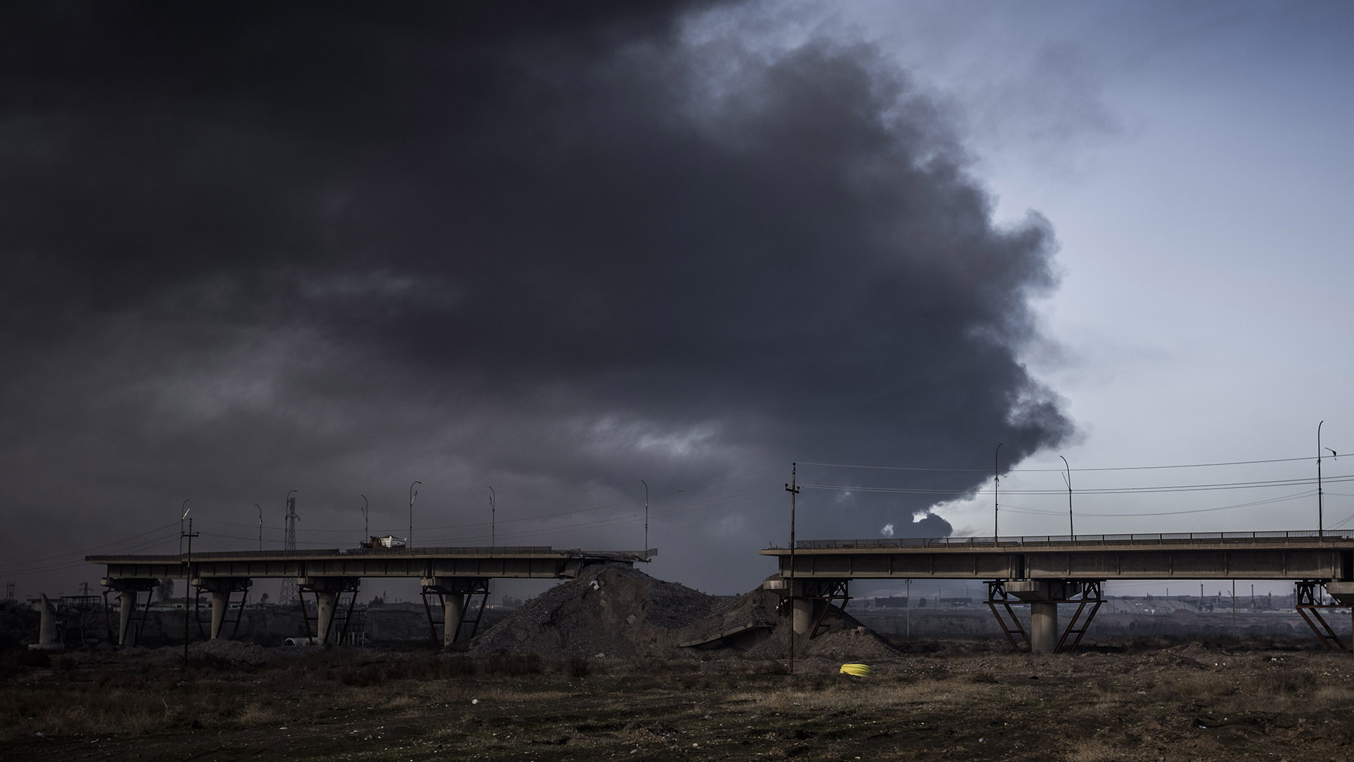 El puente camino a Al Qayyara fue partido en dos por ISIS. (Pablo Cobos)