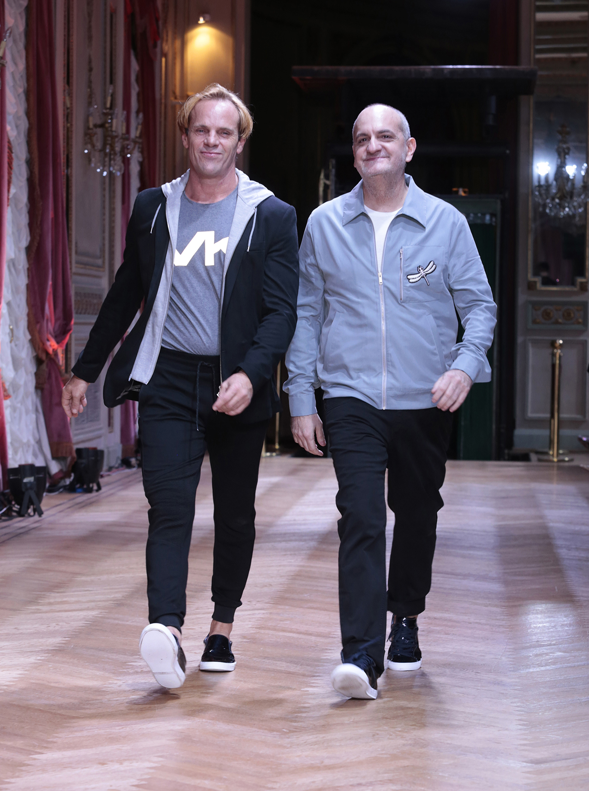 Laurencio Adot junto a Thiago Pinheiro en el gran cierre del desfile, que se llevó a cabo en el Alvear Palace Hotel