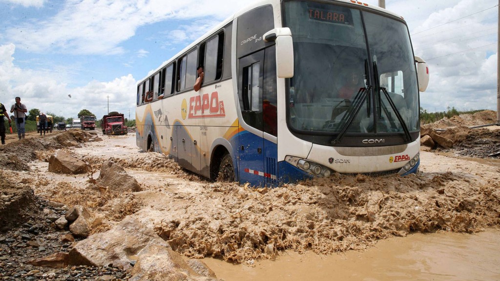 En Lima, el río Rímac se desbordó a su paso por el centro histórico e inundó el Parque de la Muralla (EFE)