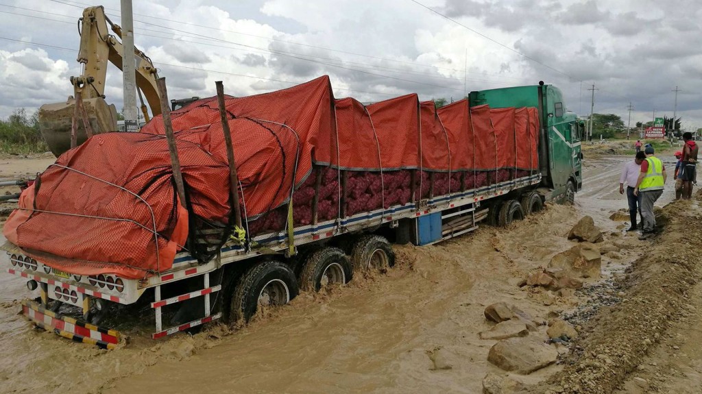 El desborde del río Lurín en la sierra sur de la capital bloqueó en tres tramos la carretera hacia la localidad de Huarochirí, mientras que el río Chillón, en el norte de Lima, se desbordó a la altura del distrito de Carabayllo (EFE)
