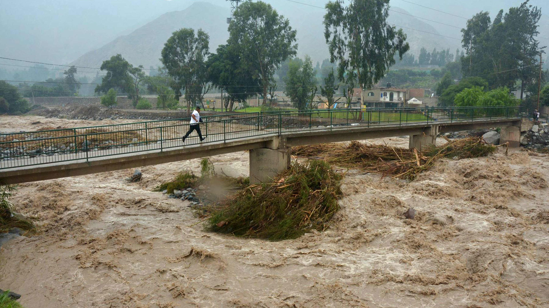 El Indeci indicó que las inundaciones han dejado en la norteña Piura 6 personas muertas, 10 heridos, 14.933 damnificados y 211.184 afectados; mientras que en Tumbes, región fronteriza con Ecuador, el Indeci reportó 1 muerto, 381 familias damnificadas y 24.292 familias afectadas (EFE)
