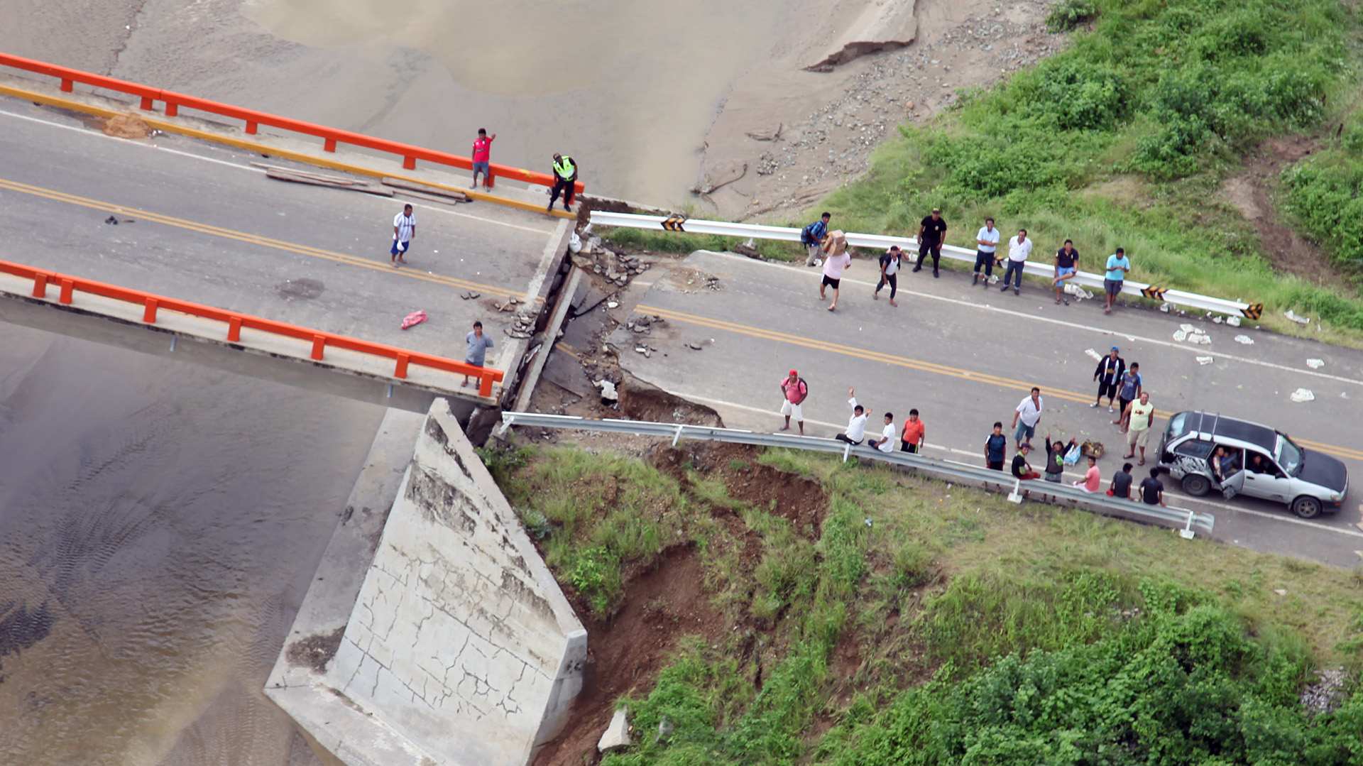 En Lima, el río Rímac se desbordó a su paso por el centro histórico e inundó el Parque de la Muralla, que exhibe parte de la antigua muralla que protegía a la ciudad durante la época colonial y donde también se ha colocado la estatua ecuestre del conquistador español Francisco Pizarro (AFP)