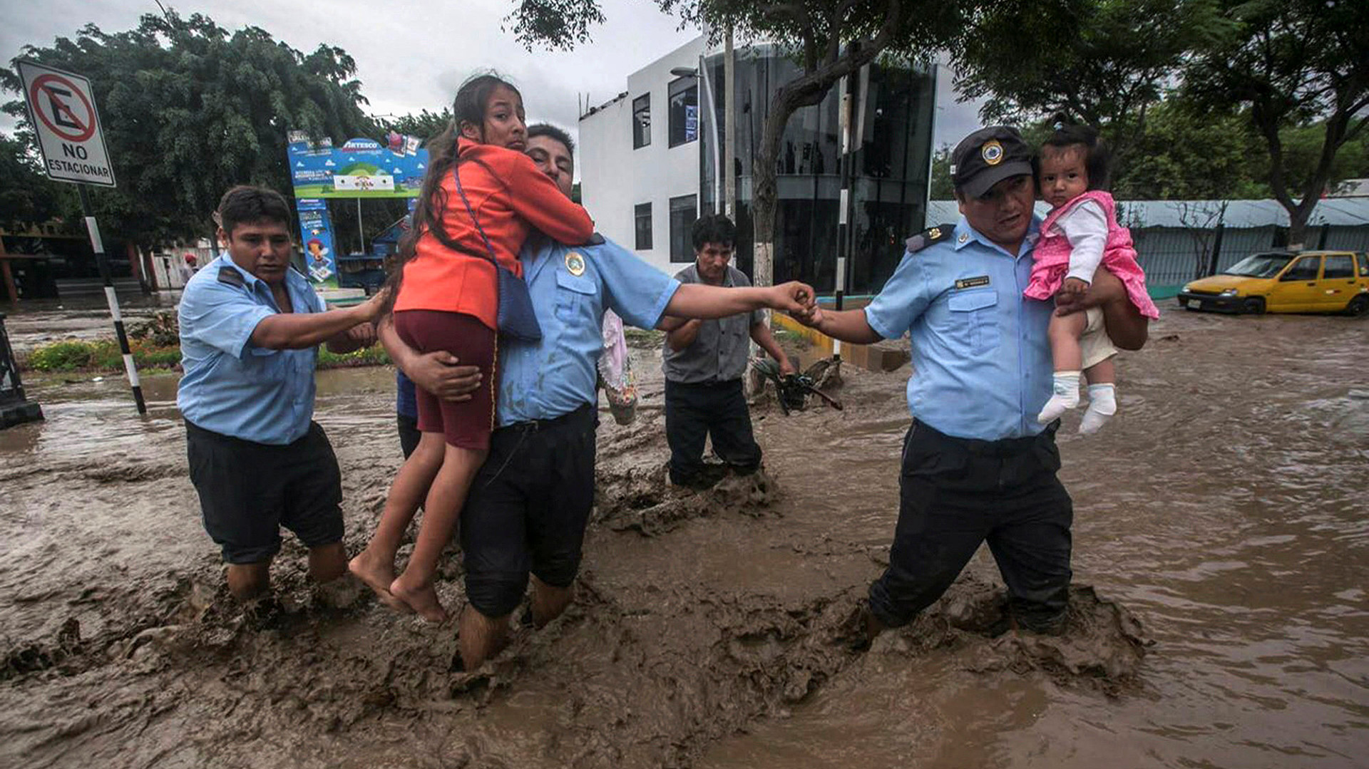 El Gobierno de Perú suspendió las clases en las escuelas de Lima Metropolitana, ordenó la restricción del servicio de agua potable hasta el jueves y dio dos horas de tolerancia para los trabajadores que puedan ser afectados por los desbordes causados por el incremento del caudal del río Rímac (Reuters)