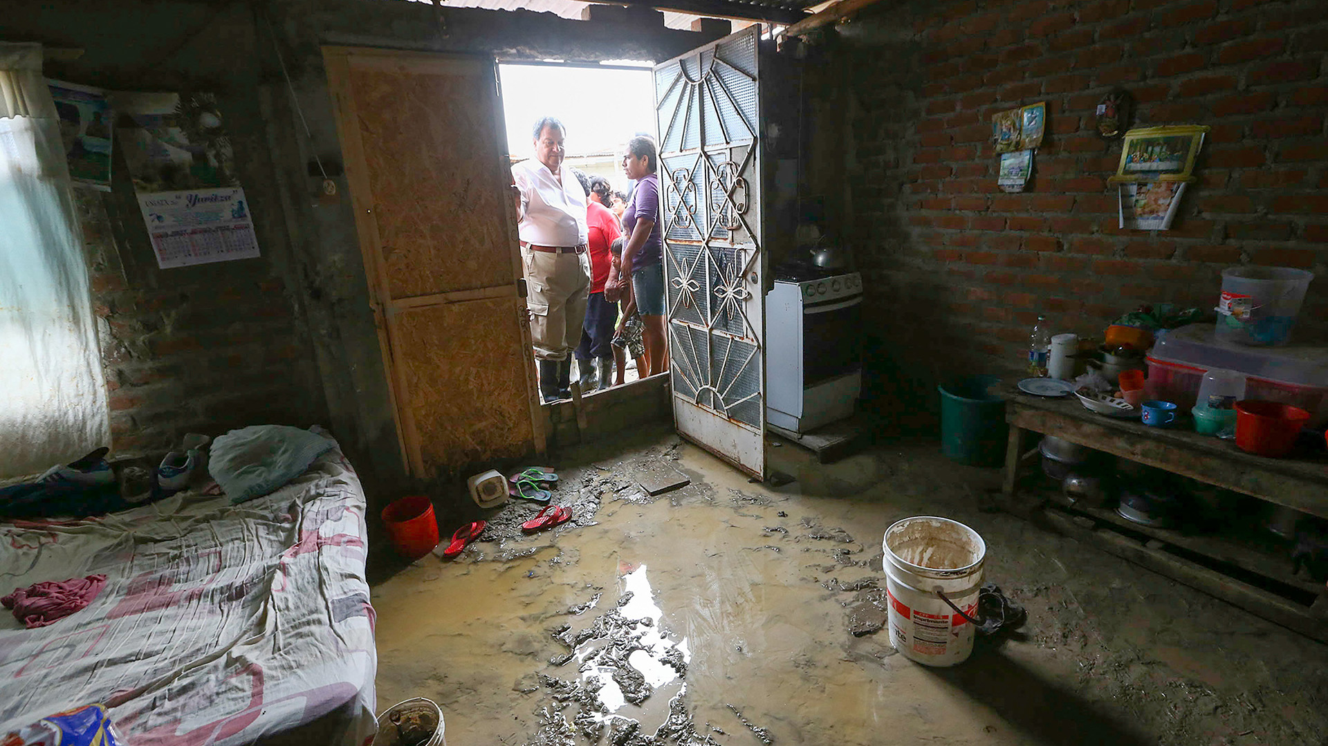 El ministro de Defensa de Perú, Jorge Nieto, observa el interior de una vivienda inundada por las lluvias torrenciales caídas sobre el sector de El Indio, en la provincia de Castilla, de la región de Piura, en la costa norte de Perú (EFE)