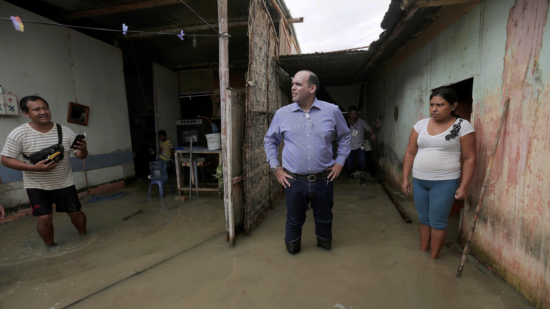 Fotografía cedida por la oficina de prensa de la Presidencia del Consejo de Ministros, muestra al primer ministro de Perú, Fernando Zavala, mientras observa una vivienda inundada por las lluvias torrenciales caídas sobre el sector de El Indio, en la provincia de Castilla, de la región de Piura, en la costa norte de Perú (EFE)