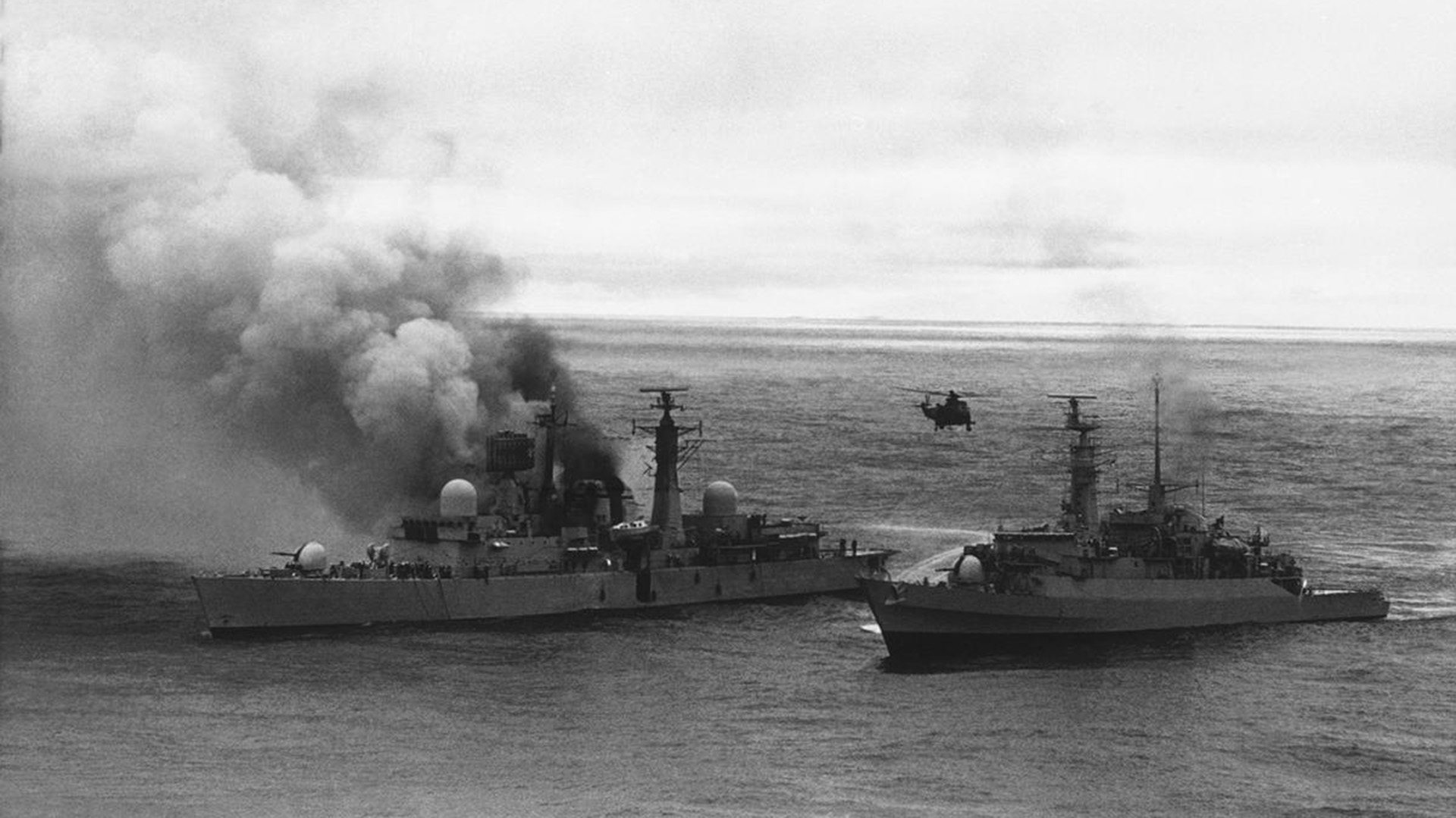 El rescate de sobrevivientes del HMS Sheffield, el 28 de mayo de 1982. Dos Super Etendard atacaron al barco inglés que se hundió en aguas del Atlántico Sur (AP)