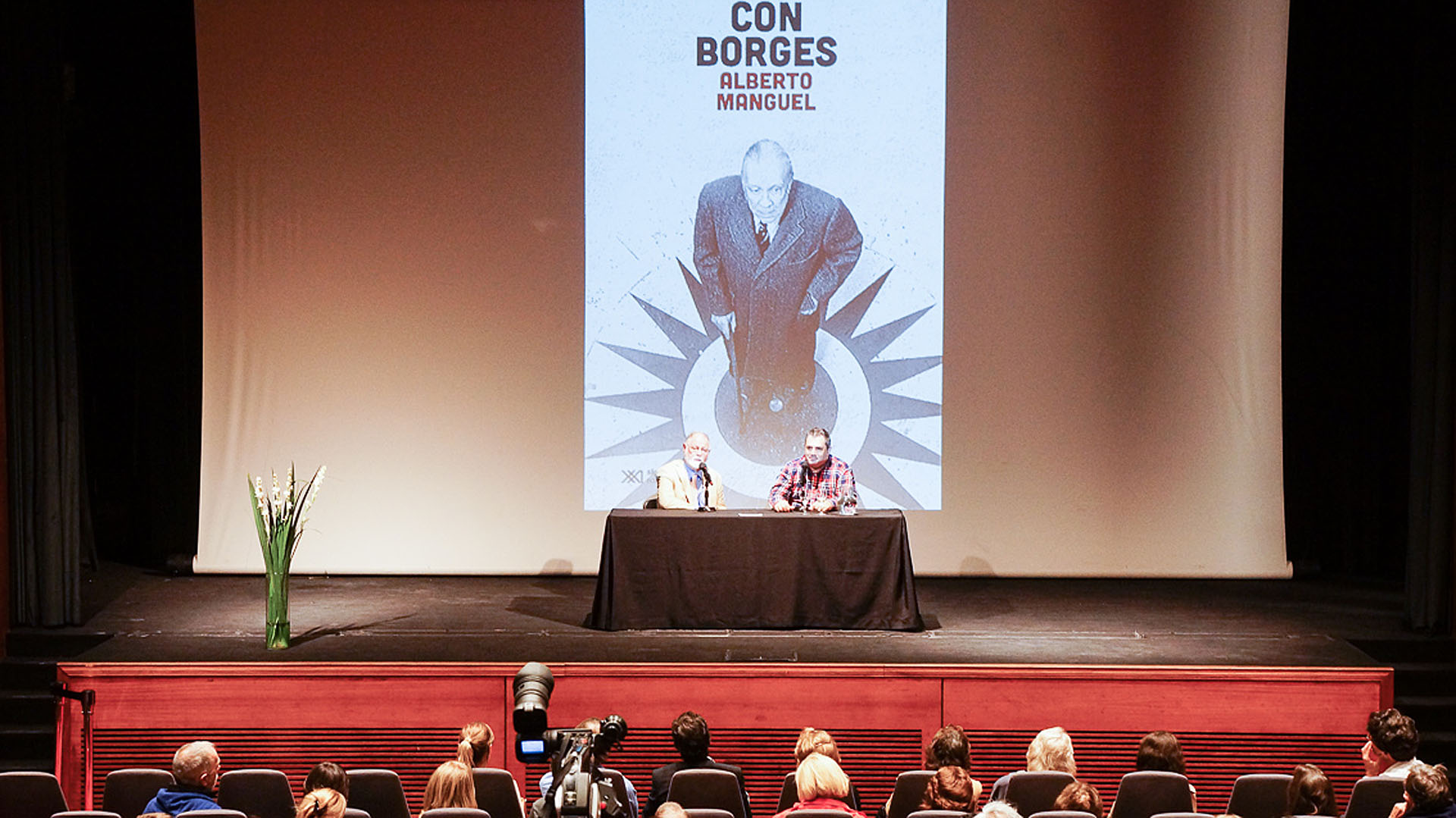 Alberto Manguel presentó “Con Borges” acompañado por Martín Hadis en el museo Malba (Foto: Alejandro Guyot / Cortesía Malba)