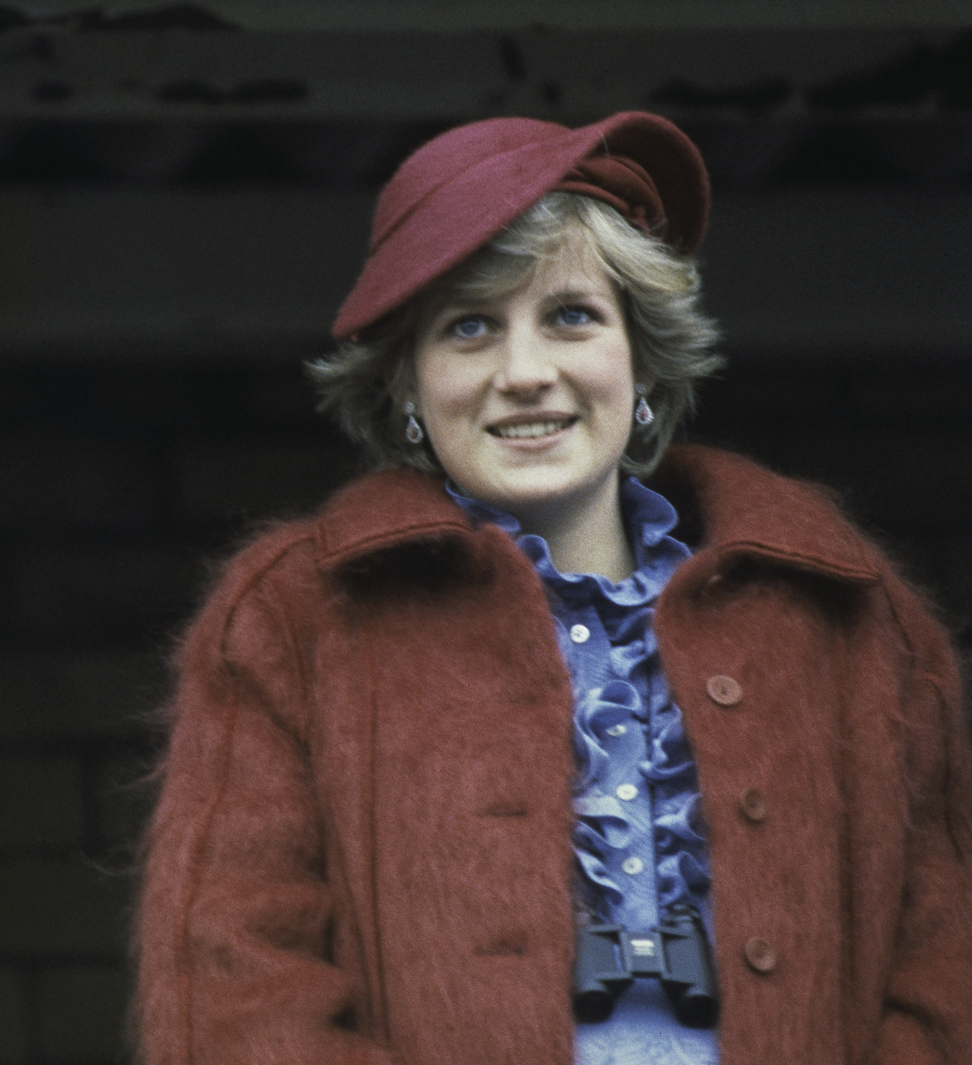 Camisas con jabot y tapados oversize de pelo, un clásico del invierno de la princesa Diana (Photo by Hulton Archive/Getty Images)