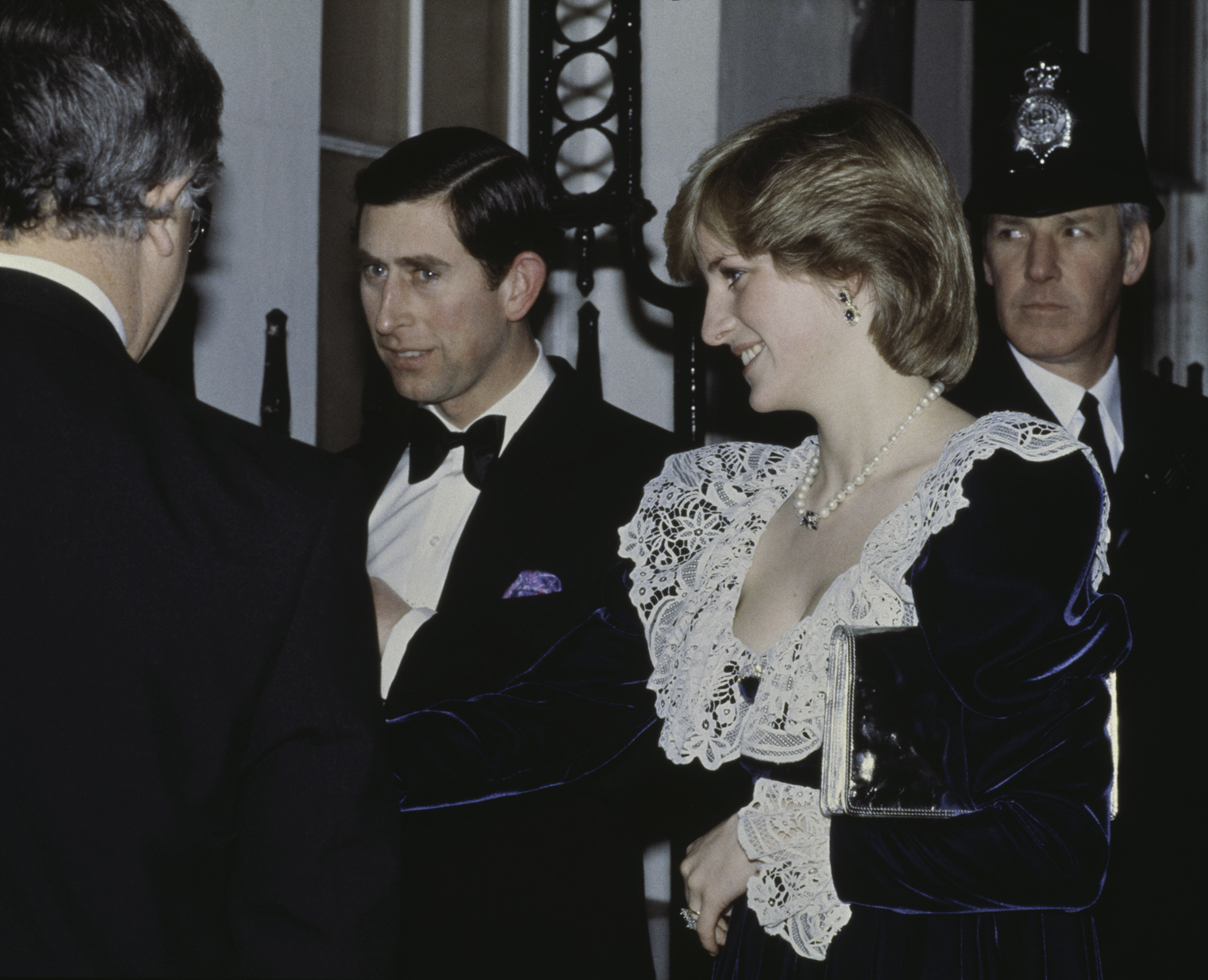 Chiffon y gipuir del diseñador Bellville Sasson, una combinación que Diana eligió para el ‘British Film Institute’ (Photo by Central Press/Hulton Archive/Getty Images)
