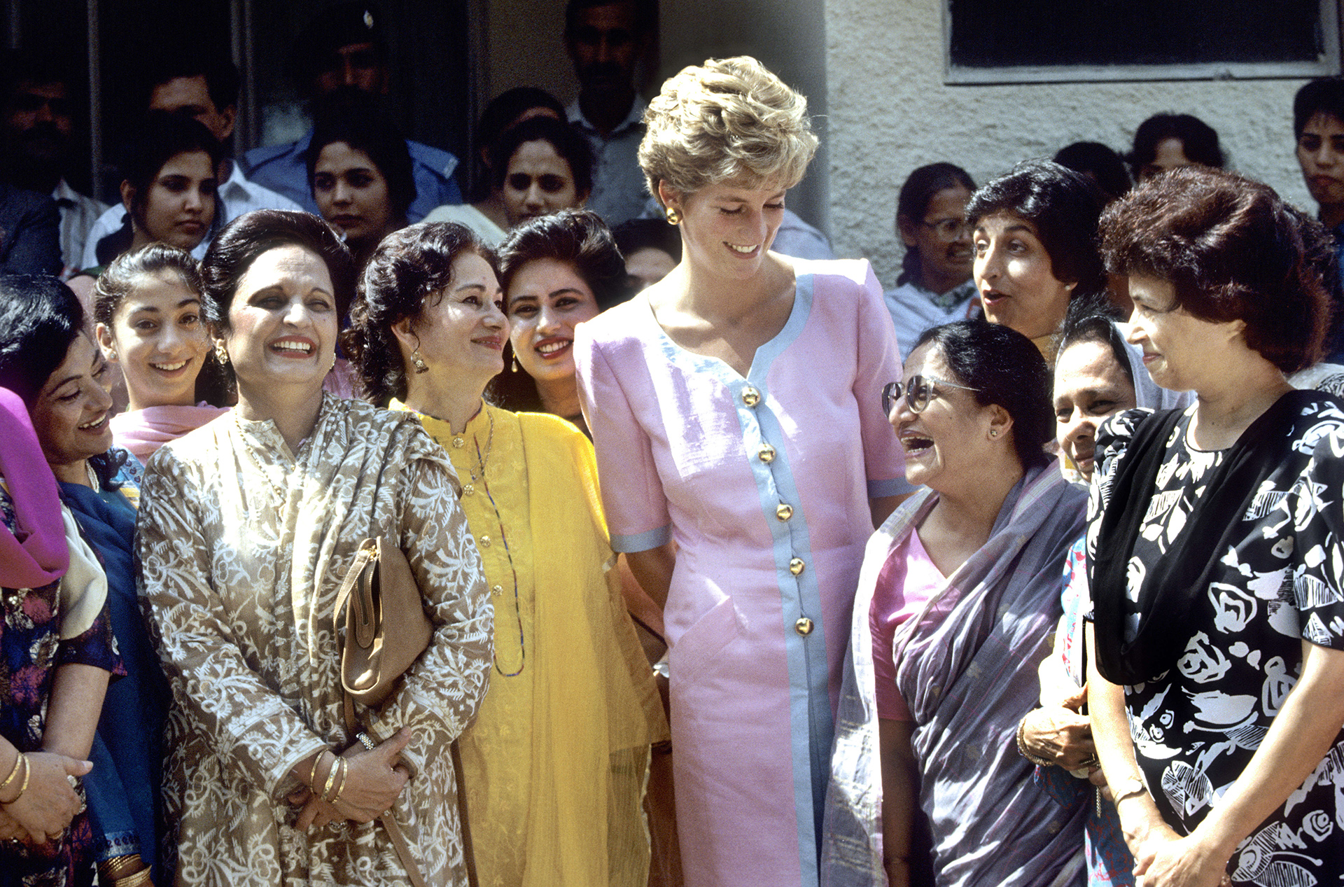 Junto a las mujeres pakistaníes, Diana lució un vestido abotonado rosa, blanco y maxi botones dorados que generó la admiración de las locales