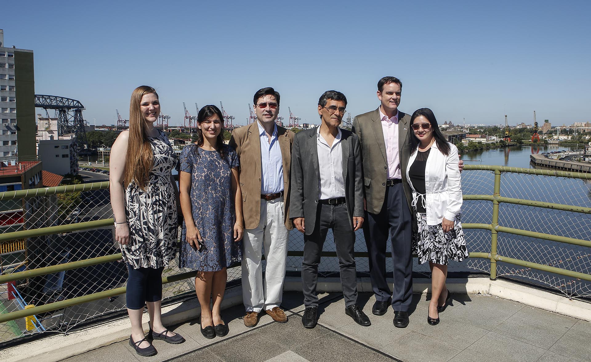Tom Cooney, embajador interino de los Estados Unidos en Buenos Aires junto a su esposa Debora, el director del Museo de Bellas Artes Benito Quinquela Martín Víctor Fernández y autoridades del museo