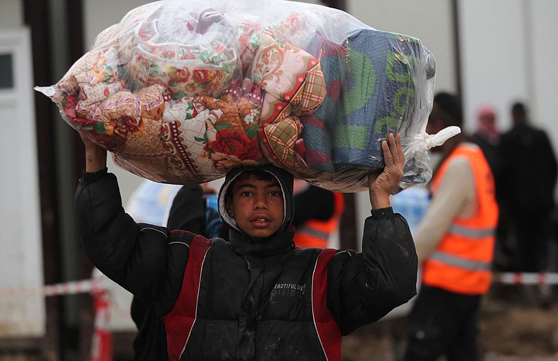 Los refugiados son provistos de mantas para enfrentar el frío (AFP)