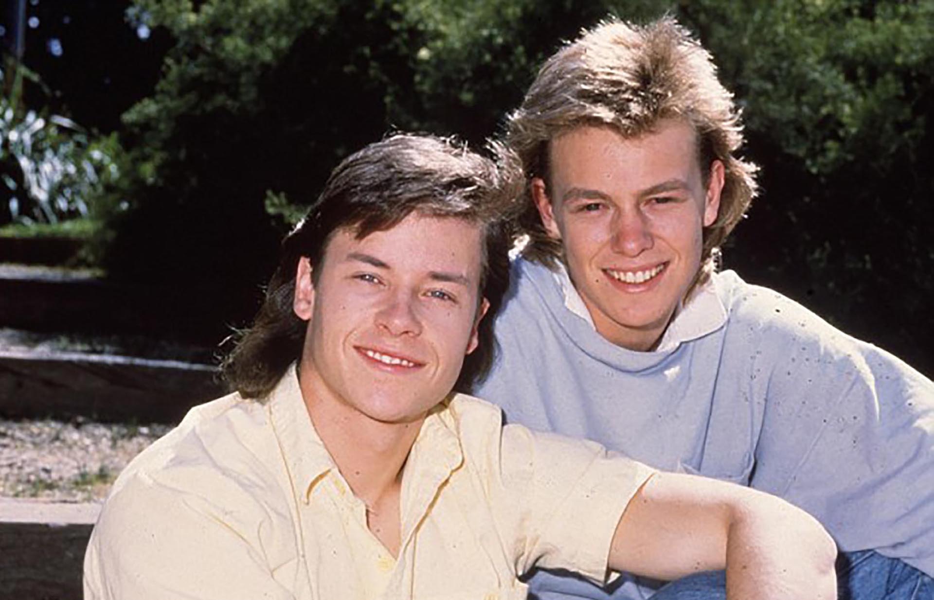 Guy Pearce (izquierda) junto a Jason Donovan en 'Neighbours'