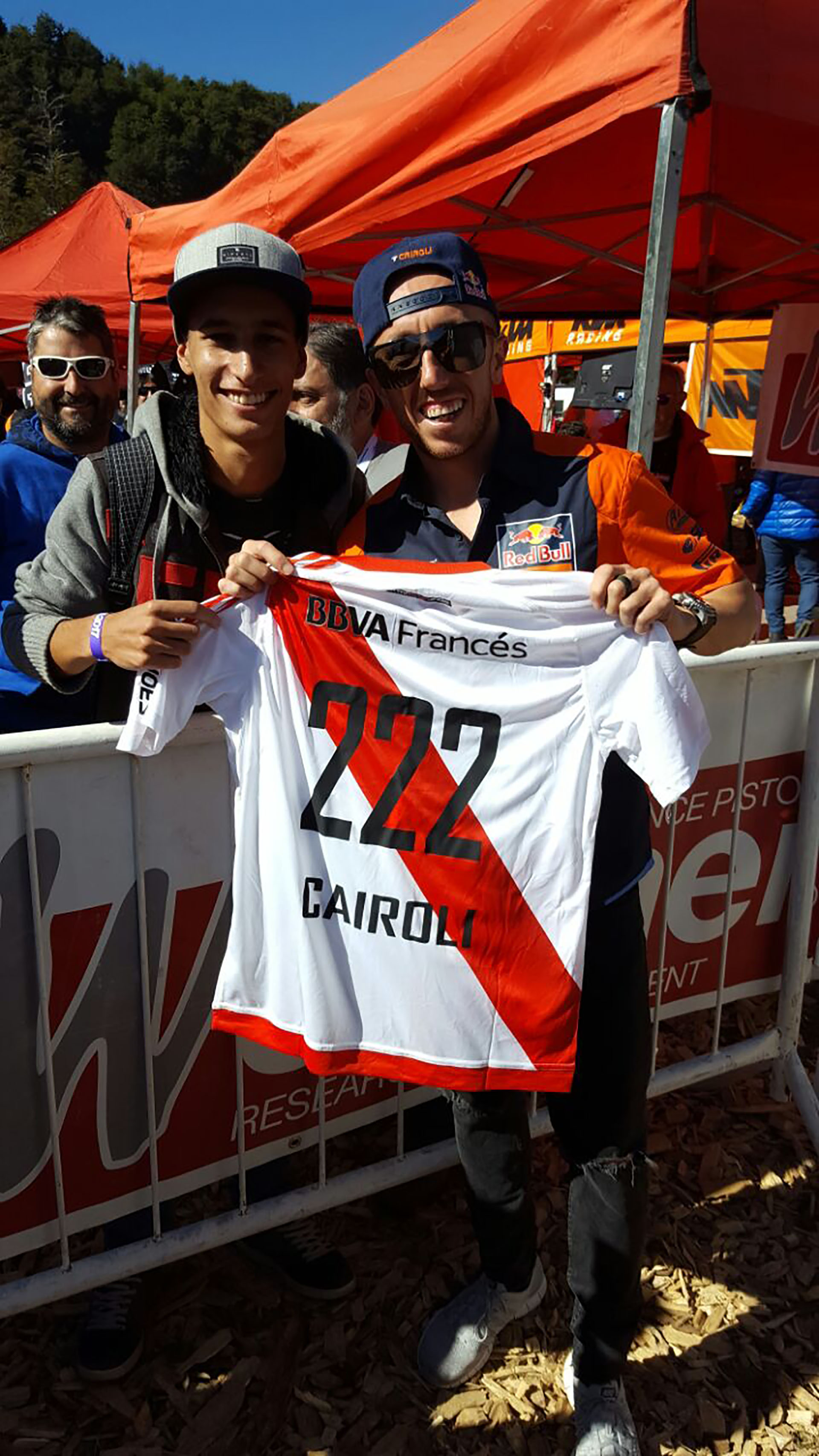 Un fanático de River, llamado Agustín Rodríguez Albert, le regaló su camiseta al italiano Tony Cairoli