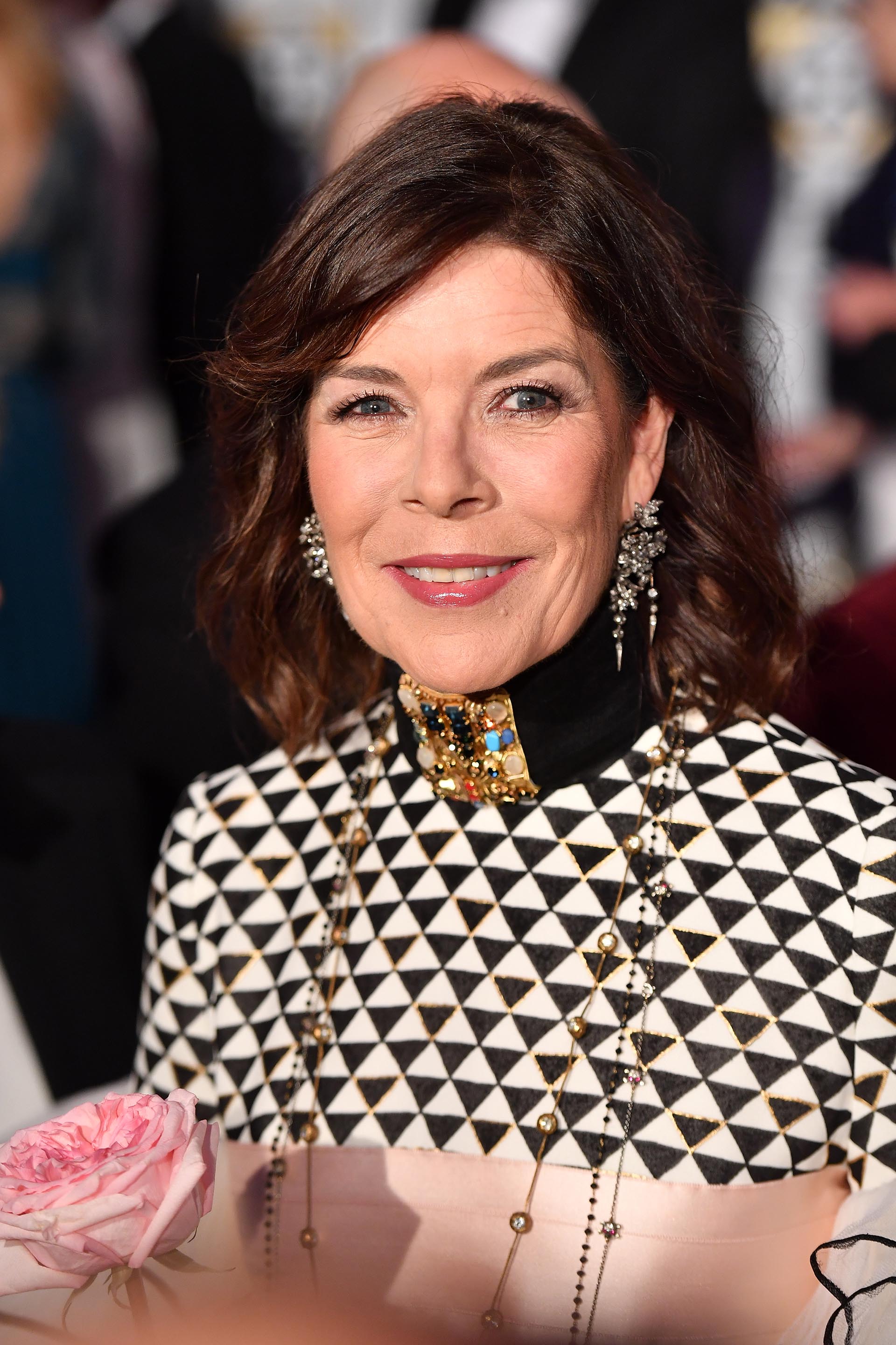 La hermana del Soberano del Principado presidió la velada en su ausencia y lució espectacular con un sofisticado diseño de Chanel